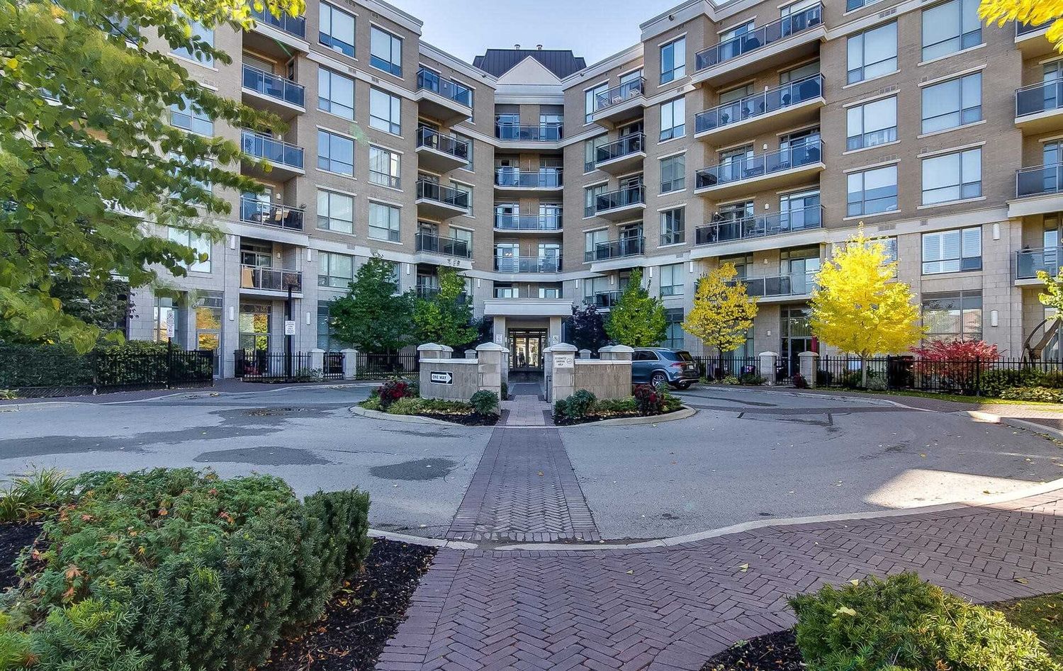 111 Civic Square Gate. The Ridgewood II Condos is located in  Aurora, Toronto - image #2 of 2