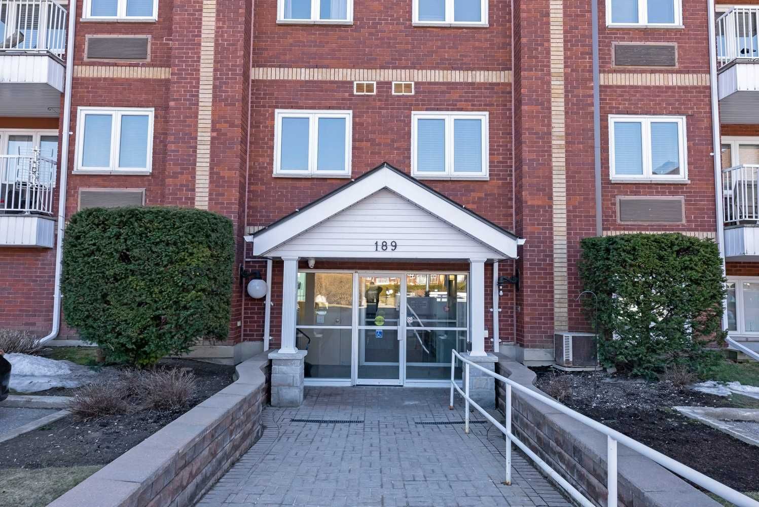 189-195 Lake Driveway W. The Hamptons Condos is located in  Ajax, Toronto - image #2 of 5
