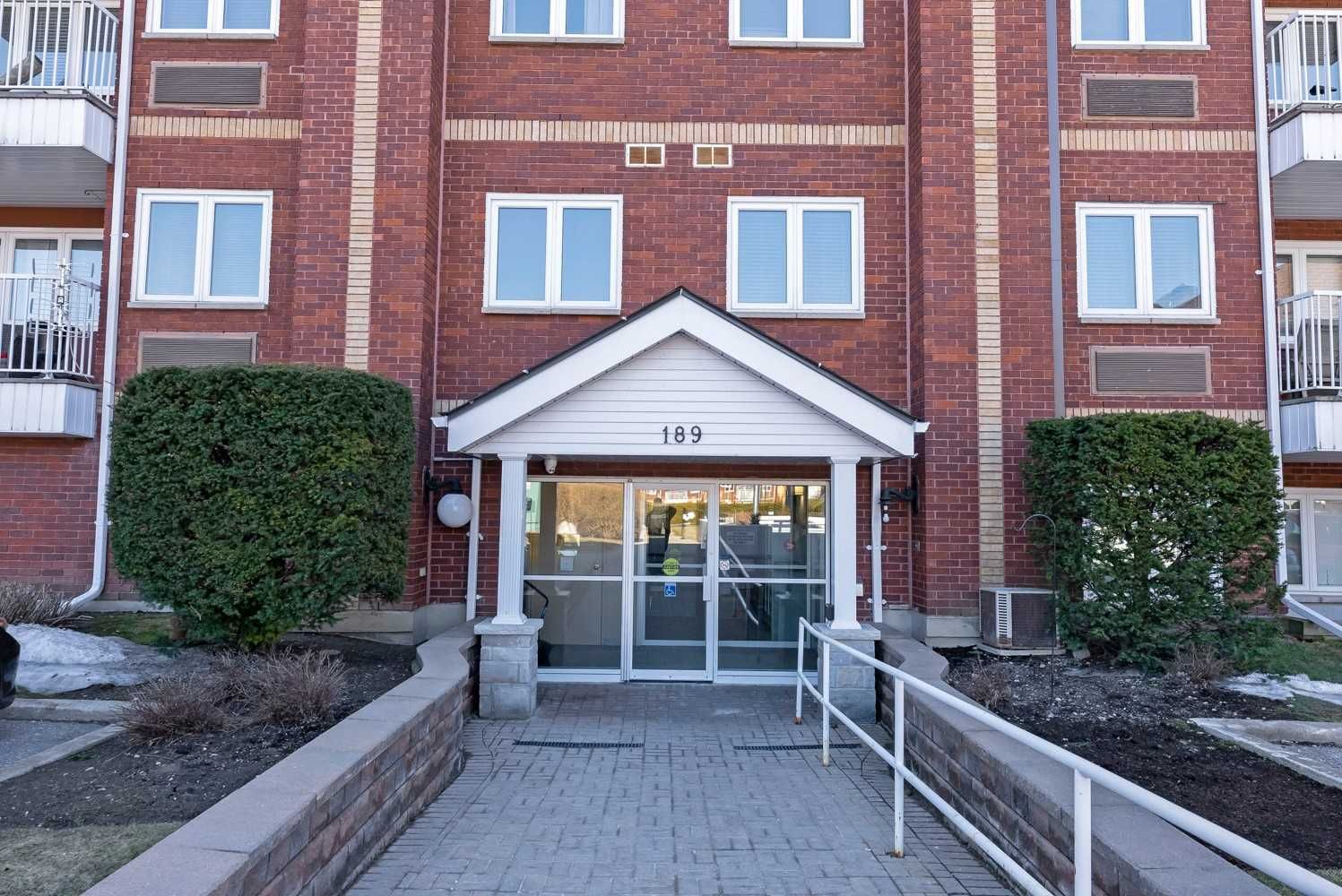 189195 Lake Driveway W The Hamptons Condos 3 Condos for Sale & 0 Units for Rent strata.ca