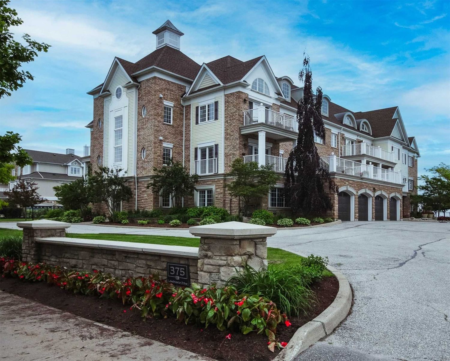 375-395 Lakebreeze Drive. Coastal Villas Townhomes is located in  Clarington, Toronto - image #1 of 2