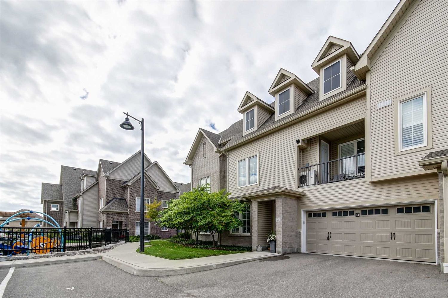 1430 Gord Vinson Avenue. McLaughlin Heights Townhomes is located in  Clarington, Toronto - image #3 of 3