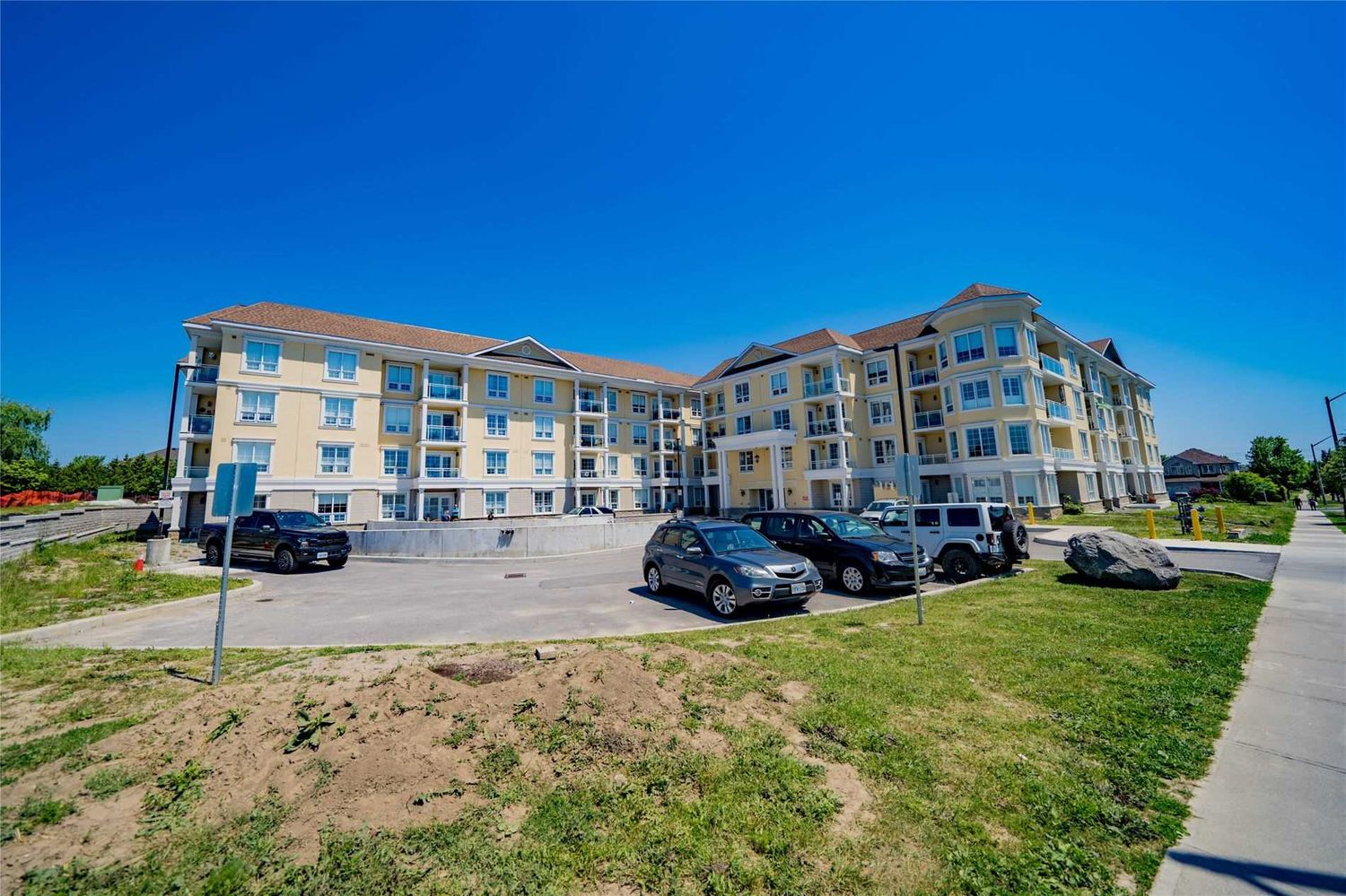 21 Brookhouse Drive. Brookhouse Gate Condos is located in  Clarington, Toronto - image #1 of 2