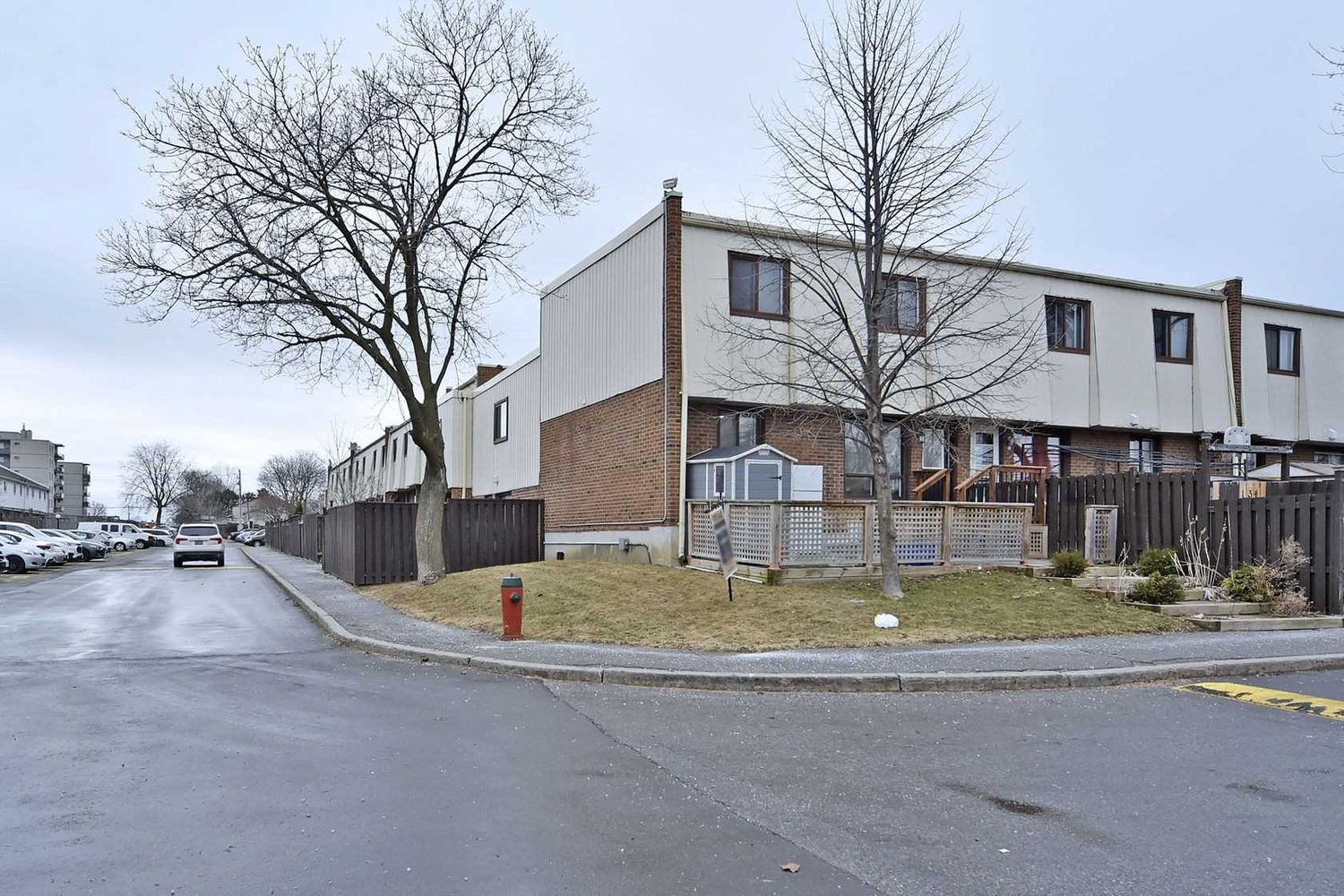 1100 Oxford Street. 1100 Oxford Street Townhomes is located in  Oshawa, Toronto - image #1 of 2