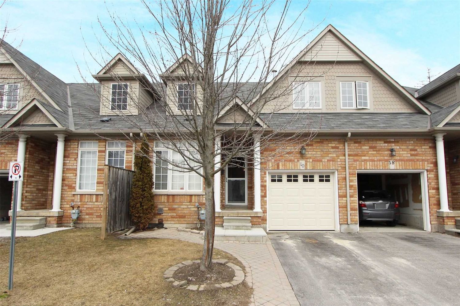 19 Niagara Drive. 19 Niagara Townhomes is located in  Oshawa, Toronto - image #1 of 2