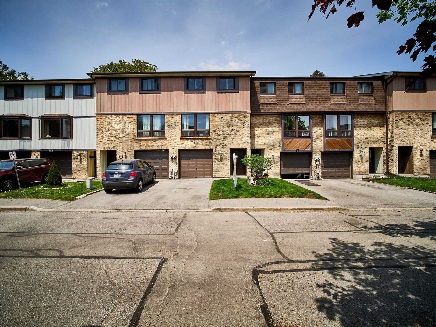 220 Ormond Drive. Ormond Drive Townhomes is located in  Oshawa, Toronto - image #1 of 2