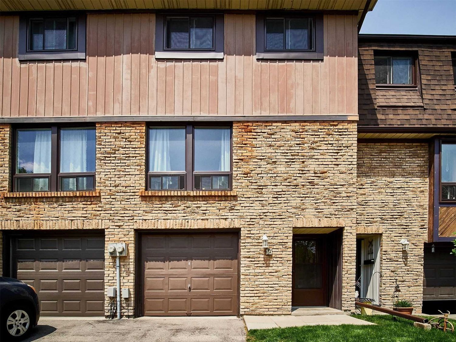 220 Ormond Drive. Ormond Drive Townhomes is located in  Oshawa, Toronto - image #2 of 2