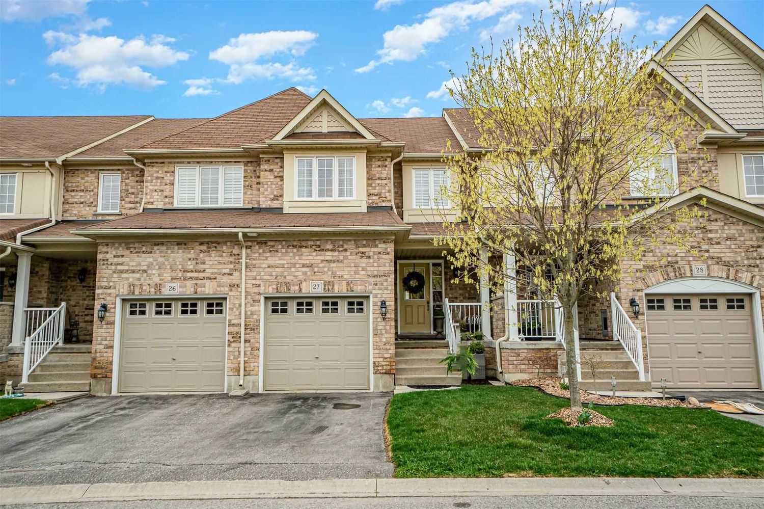 460 Woodmount Drive. Conlin Village Townhomes is located in  Oshawa, Toronto - image #1 of 3