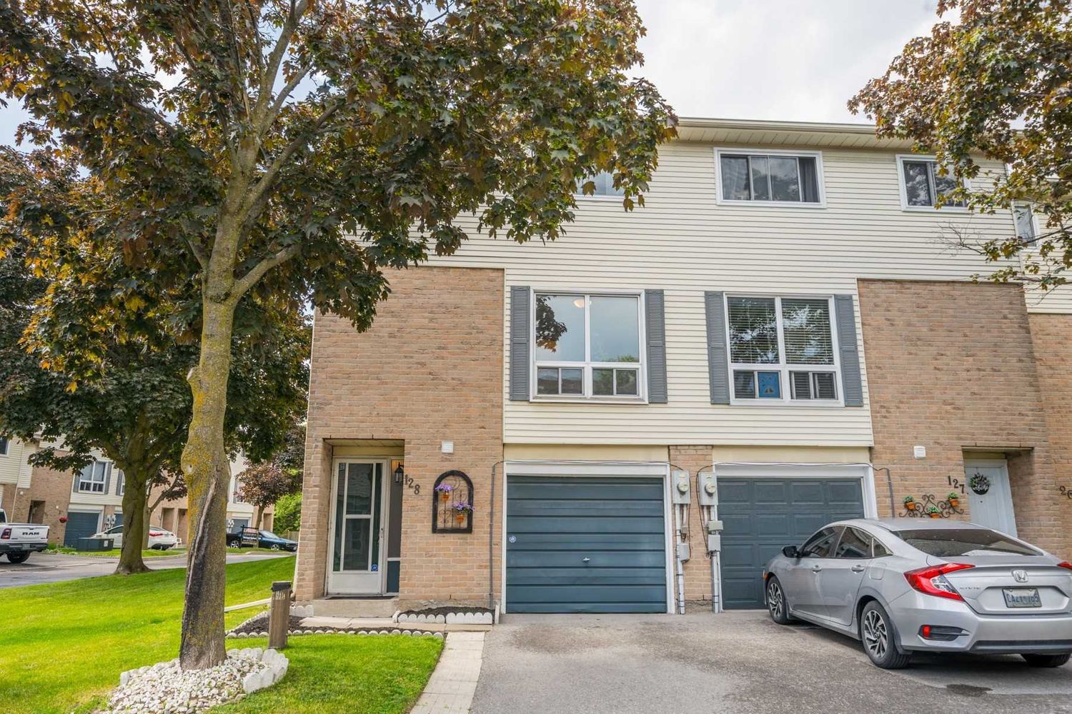 1133 Ritson Road N. Parview Gardens Townhomes is located in  Oshawa, Toronto - image #1 of 2