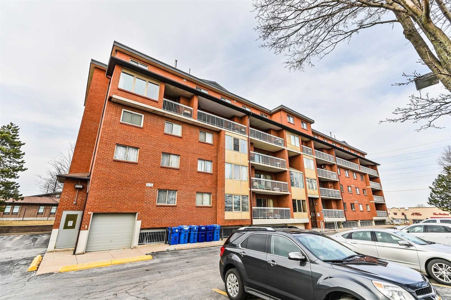 600 Thornton Road N. Thornton Place Condos is located in  Oshawa, Toronto - image #3 of 3