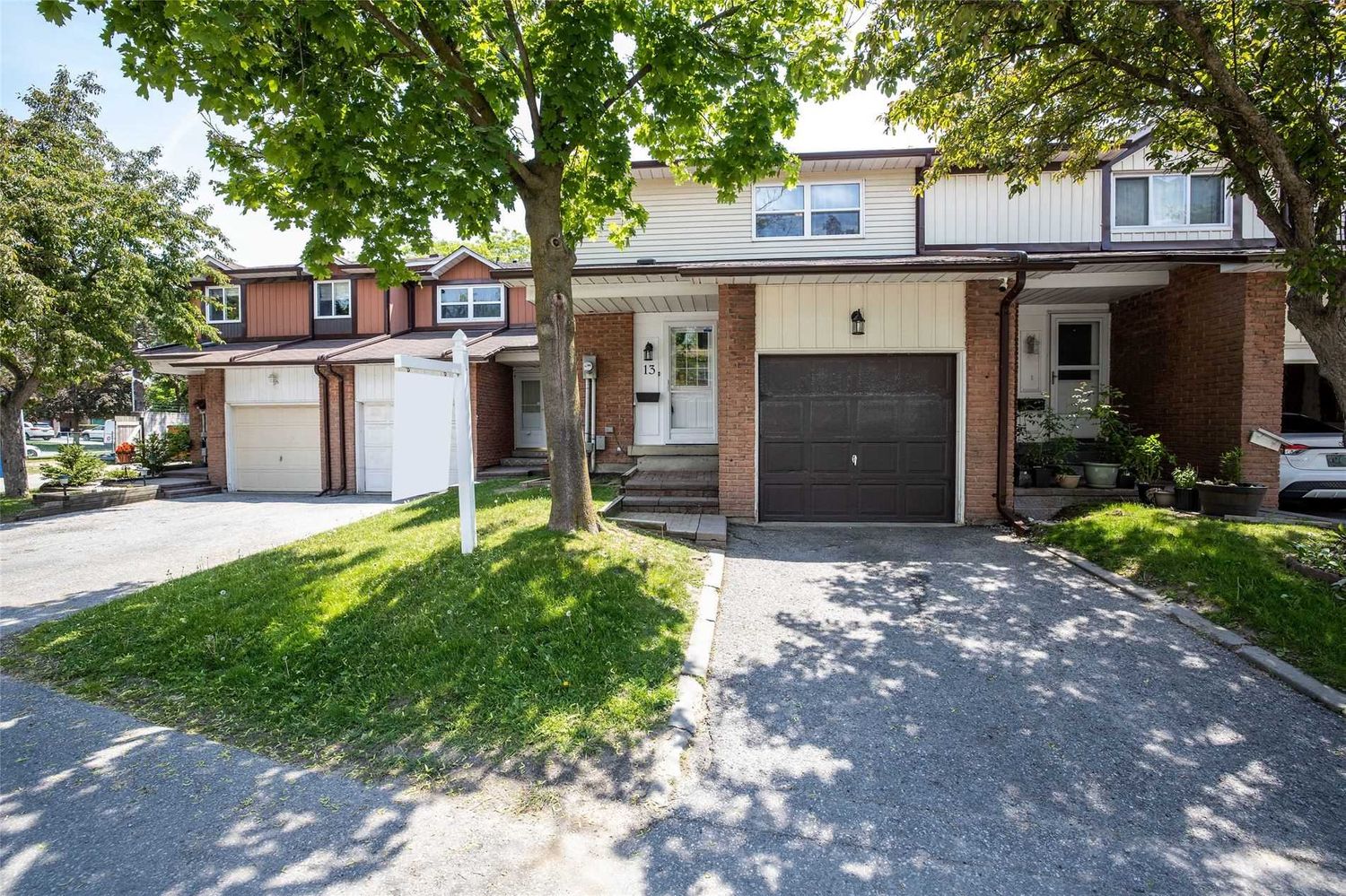 540 Dorchester Drive. 540 Dorchester Townhomes is located in  Oshawa, Toronto - image #1 of 3