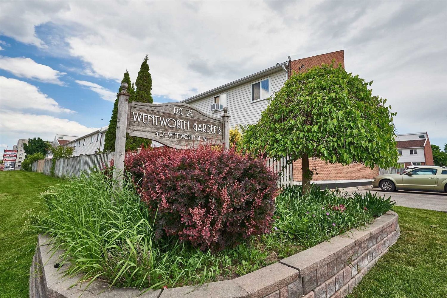 401 Wentworth Street W. Wentworth Gardens Townhomes is located in  Oshawa, Toronto - image #1 of 3