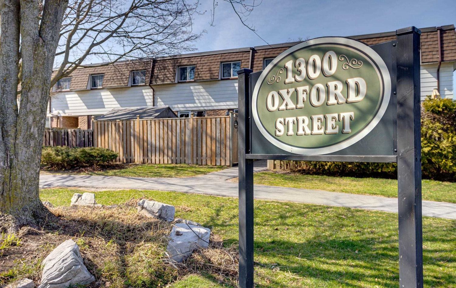1300 Oxford Street. 1300 Oxford Street Townhomes is located in  Oshawa, Toronto - image #1 of 2