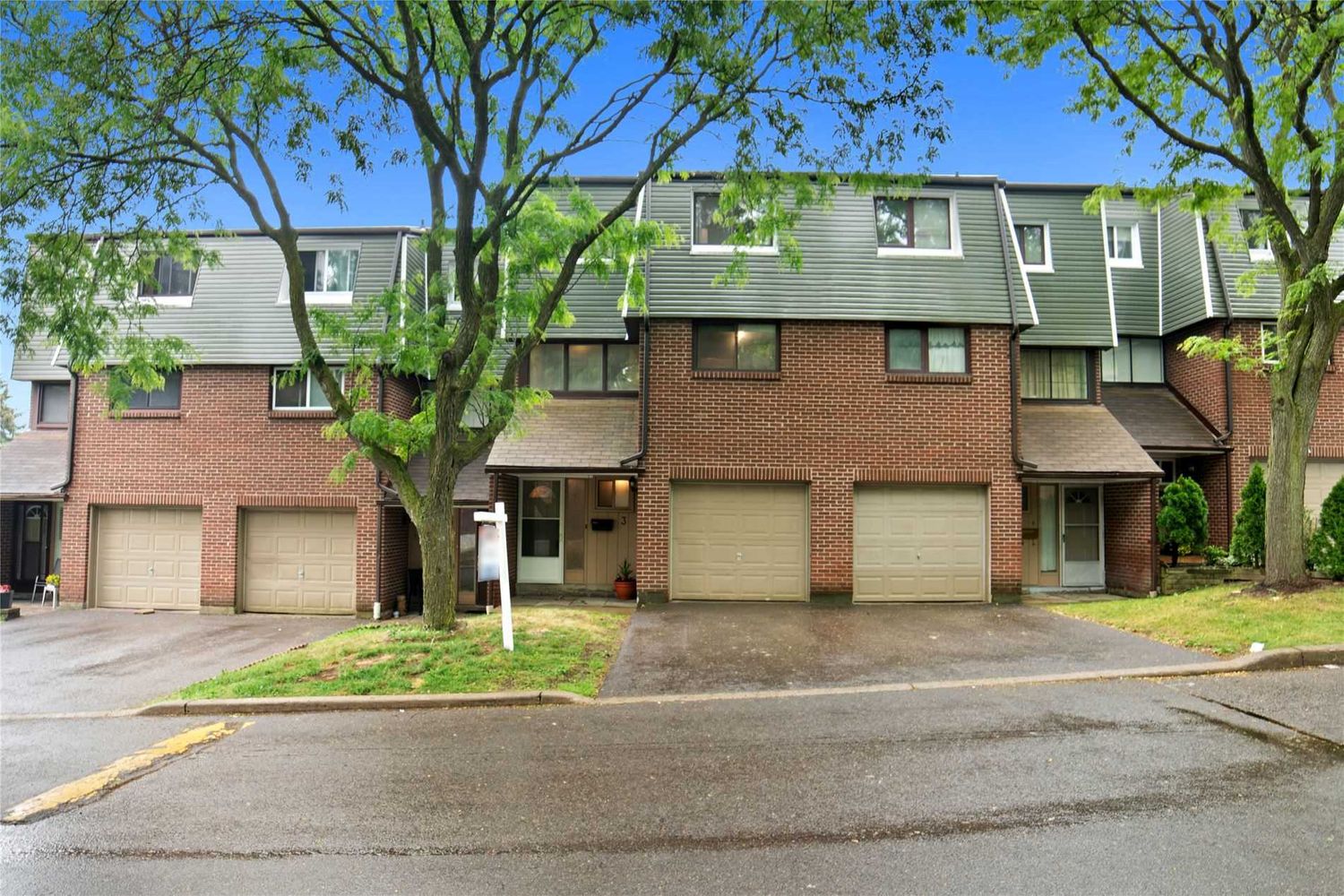 1310 Fieldlight Boulevard. 1310 Fieldlight Townhomes is located in  Pickering, Toronto - image #1 of 2