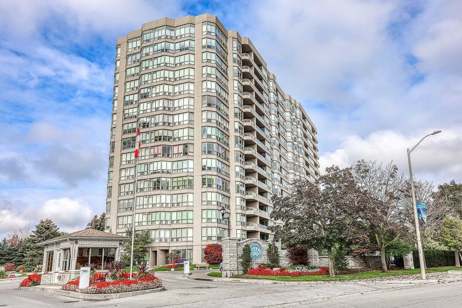 1890 Valley Farm Road. Discovery Place Condos is located in  Pickering, Toronto - image #1 of 3