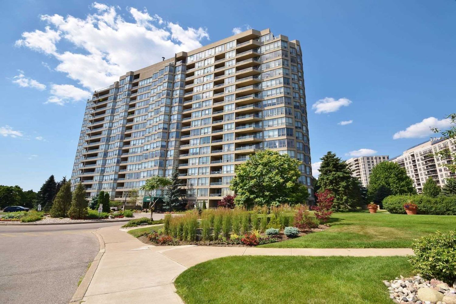 1880 Valley Farm Road. Discovery Place II Condos is located in  Pickering, Toronto - image #1 of 3