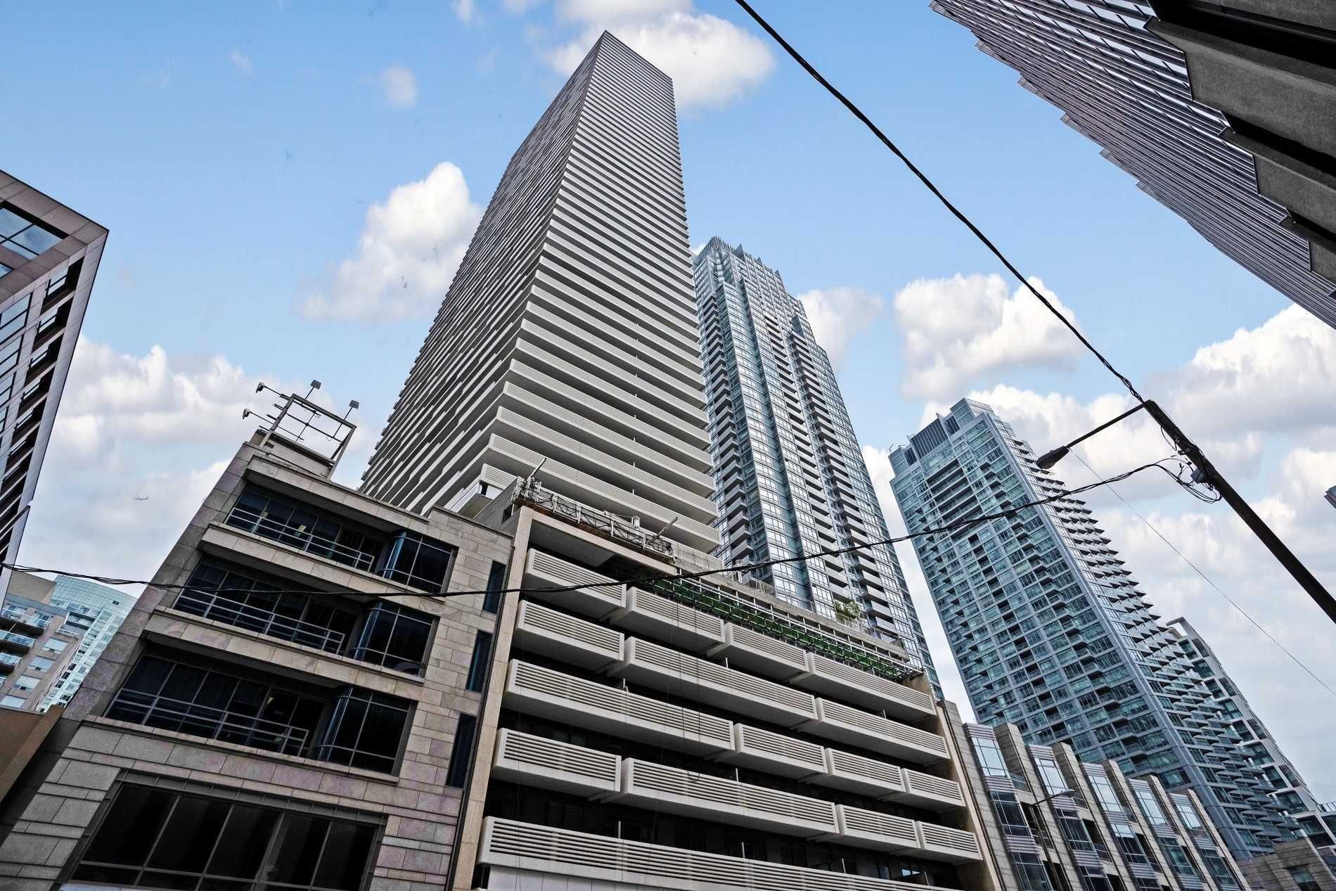 2221 Yonge St 2221 Yonge Condos 10 Condos for Sale & 4 Units for