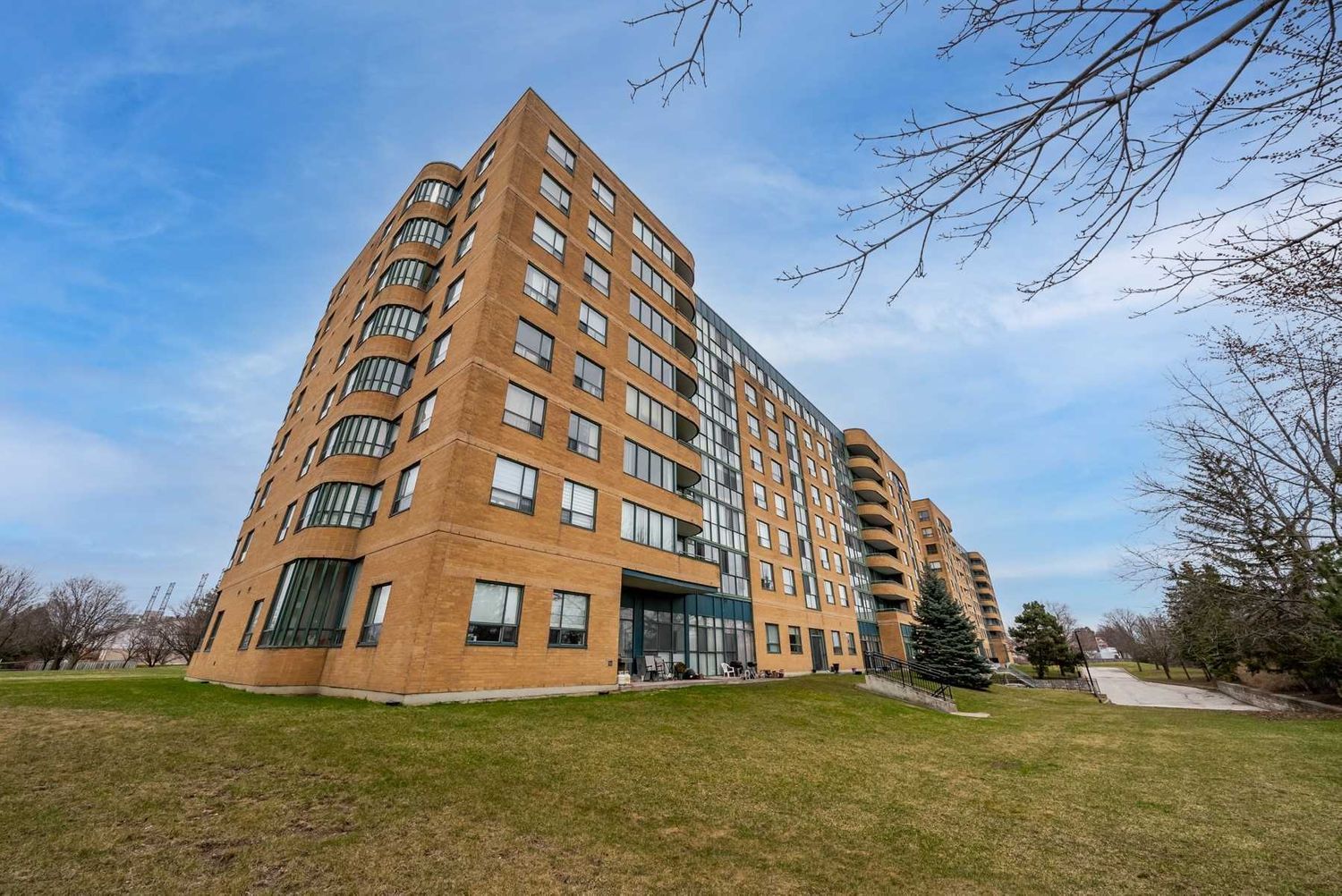 1655 Pickering Parkway. Emerald Point Condos is located in  Pickering, Toronto - image #1 of 2
