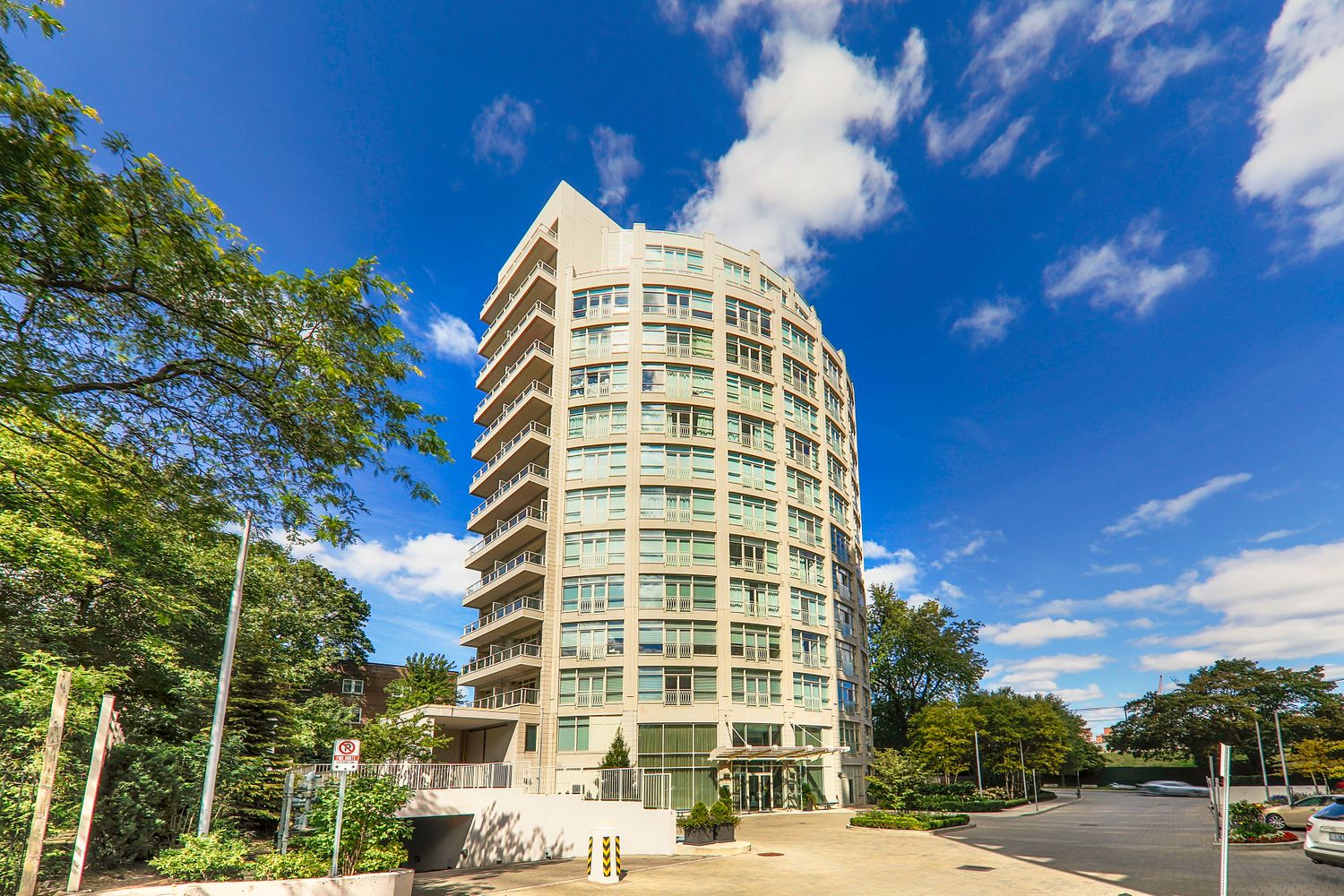 336 Spadina Road. Churchill Park Condos is located in  Midtown, Toronto - image #1 of 4