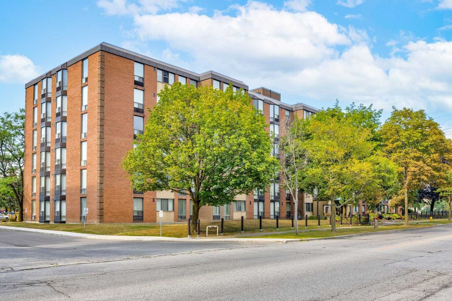 1530-1540 Pickering Parkway. Village At The Pines Condos is located in  Pickering, Toronto - image #1 of 3