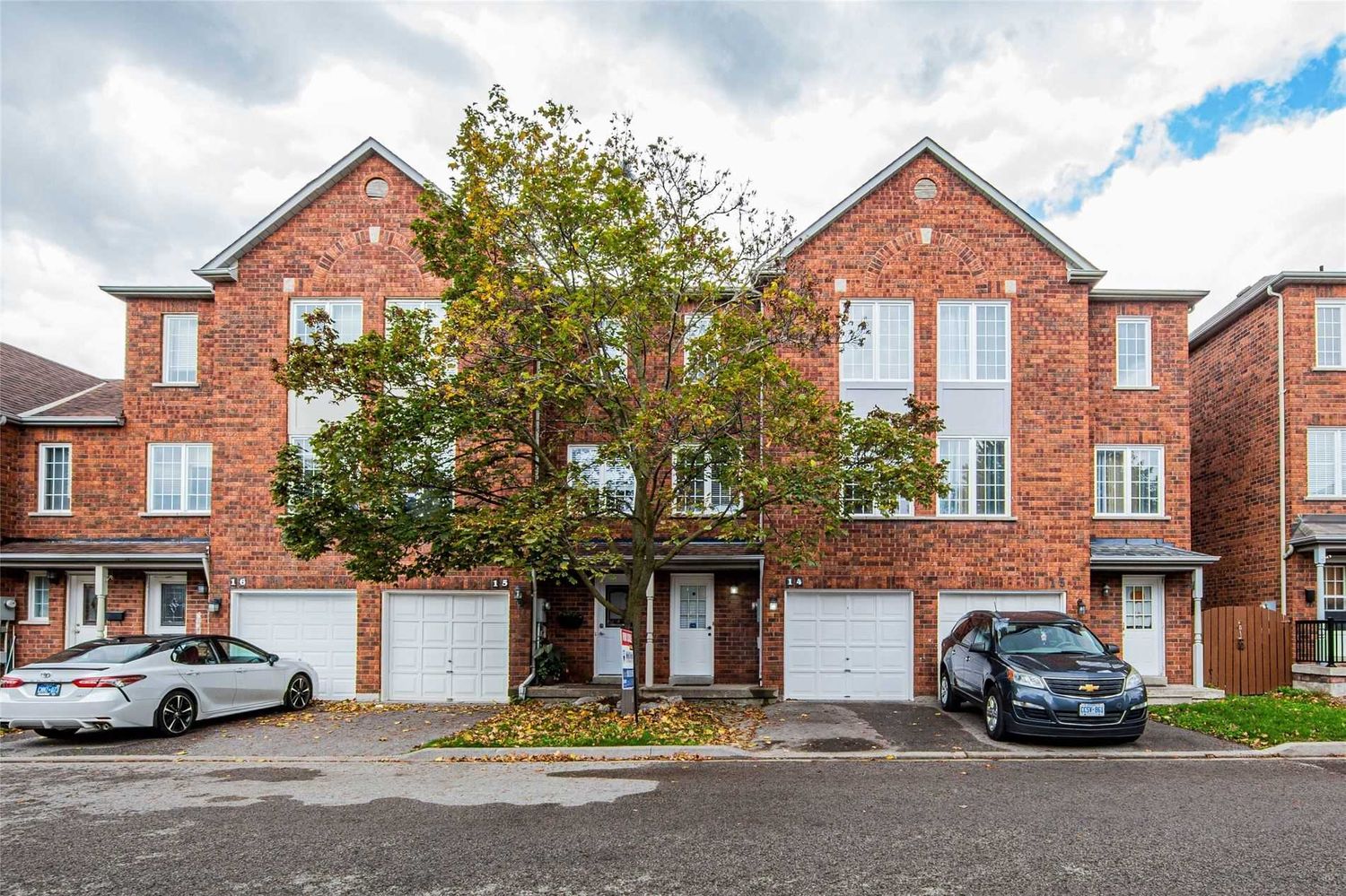 1995 Pine Grove Avenue. 1995 Pine Grove Ave Townhomes is located in  Pickering, Toronto - image #1 of 2