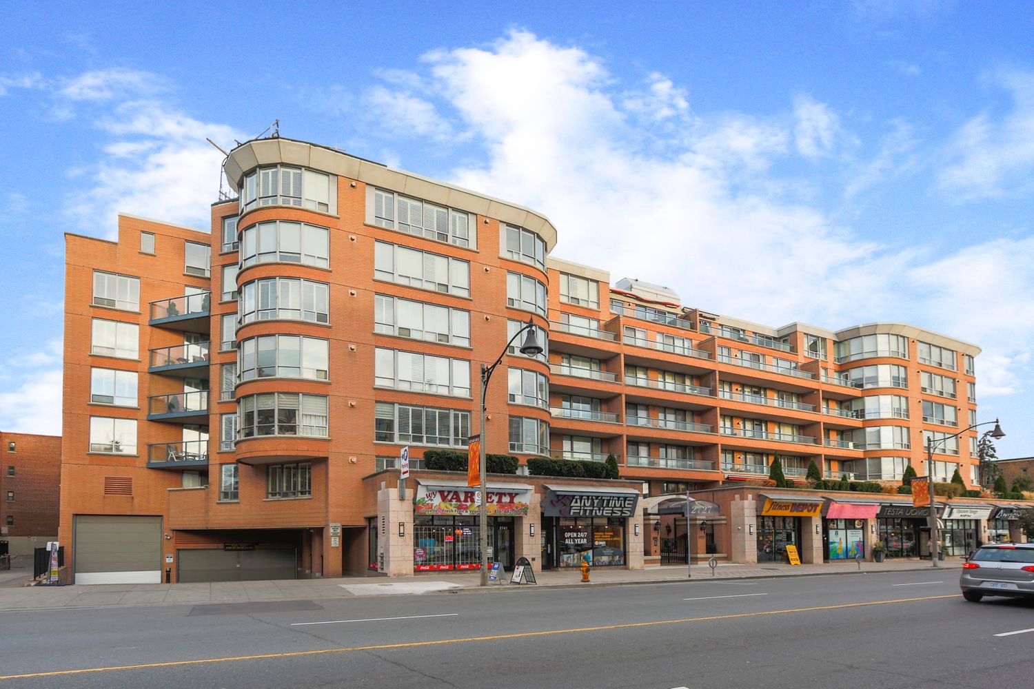 2727 Yonge Street. The Lawrence Park Condominiums is located in  Midtown, Toronto - image #1 of 5