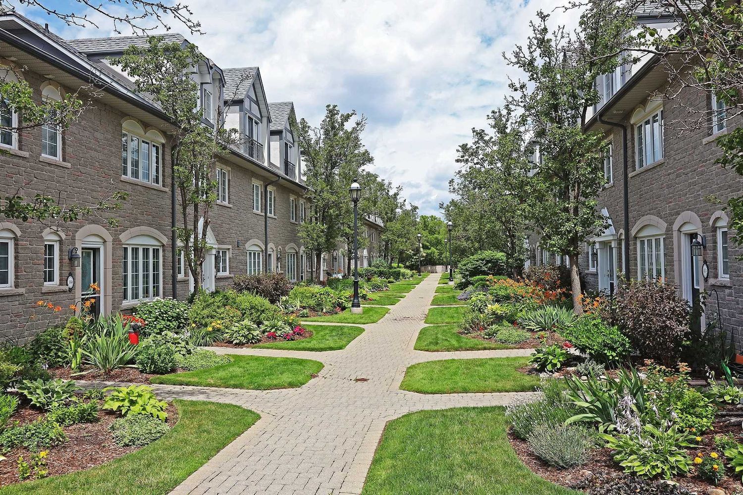 1995 Royal Road. Chateaux Townhomes is located in  Pickering, Toronto - image #2 of 2