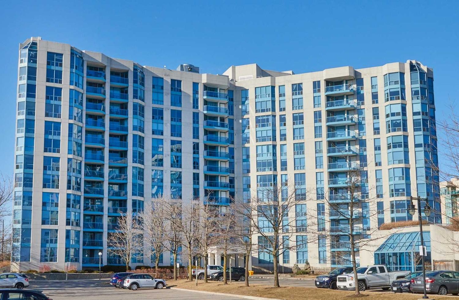 360 Watson Street West. Sailwinds Condos is located in  Whitby, Toronto - image #1 of 2