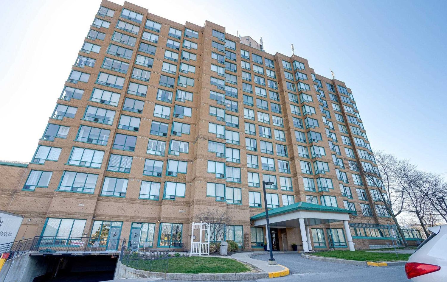 711 Rossland Road E. The Waldorf Condos is located in  Whitby, Toronto - image #1 of 2