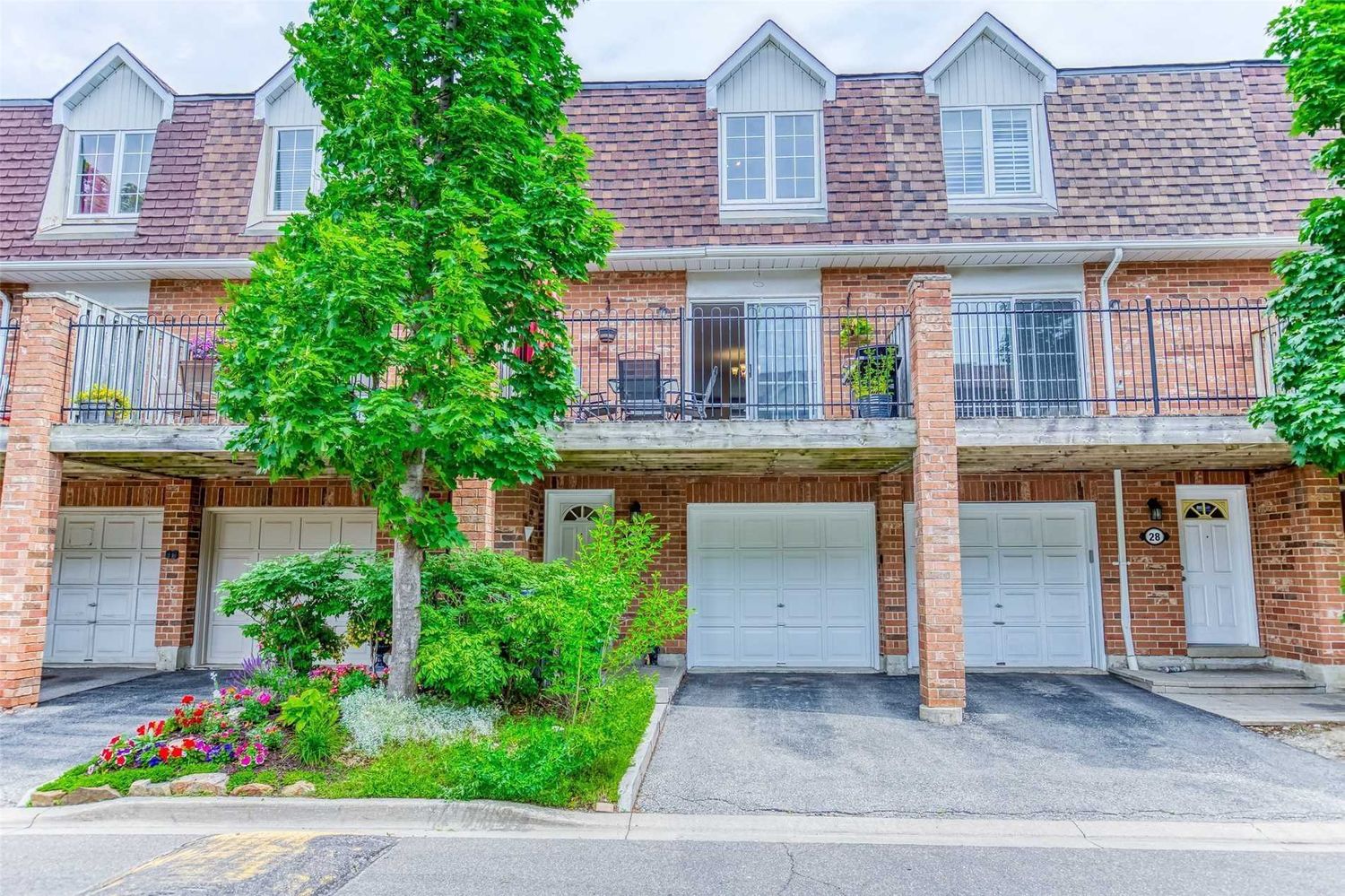 1525 South Parade Court. 1525 South Parade Townhomes is located in  Mississauga, Toronto - image #1 of 2