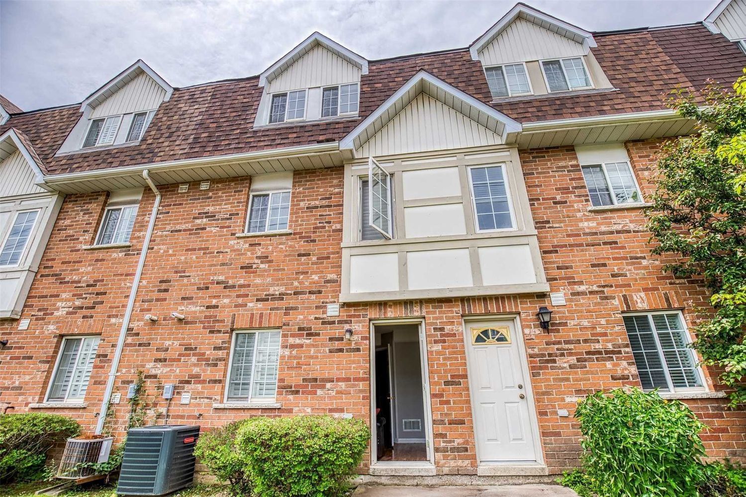 1525 South Parade Court. 1525 South Parade Townhomes is located in  Mississauga, Toronto - image #2 of 2