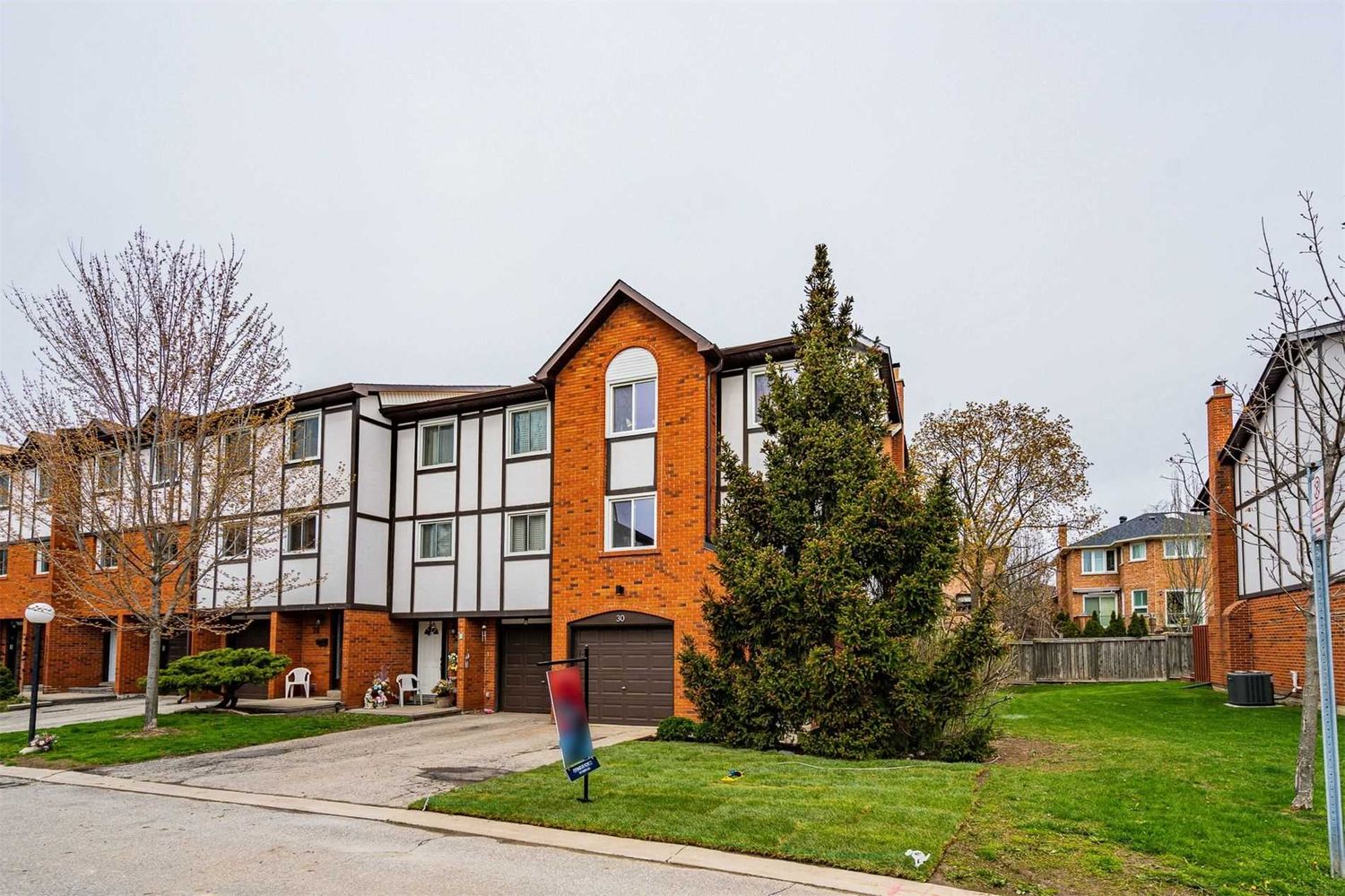 1755 Rathburn Road E. 1755 Rathburn Road Townhomes is located in  Mississauga, Toronto - image #1 of 2