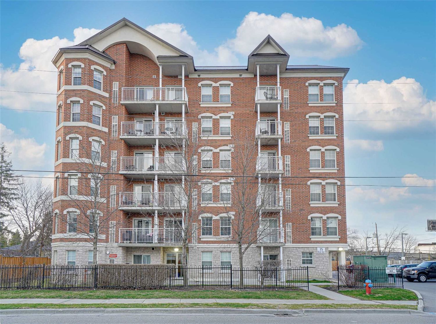 35 Hunt Avenue. Rosehill Suites Condos is located in  Richmond Hill, Toronto - image #1 of 3