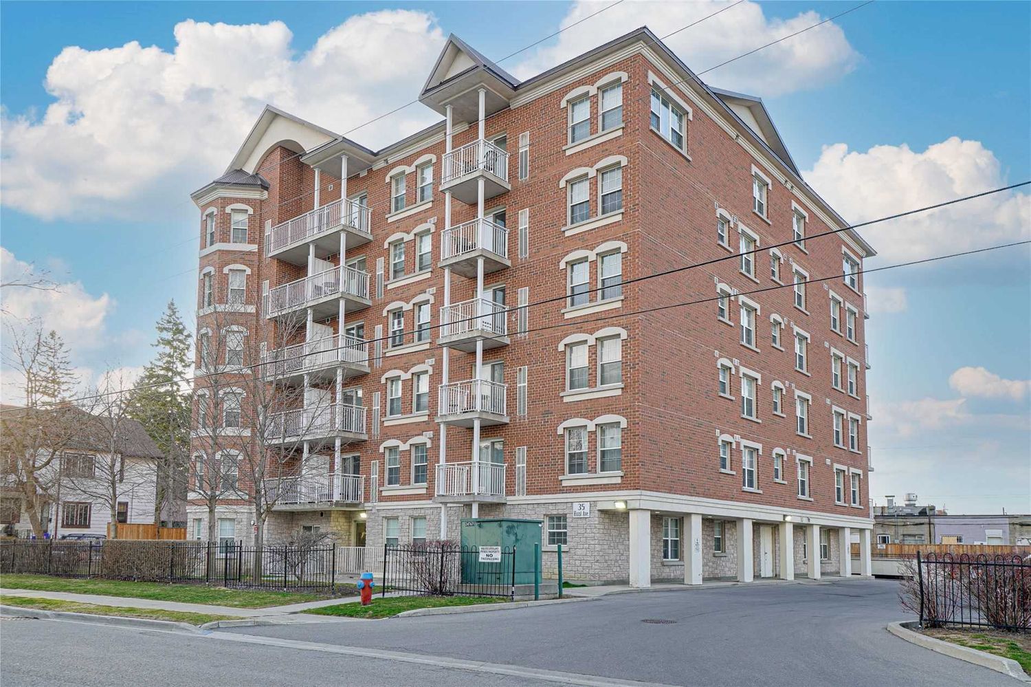 35 Hunt Avenue. Rosehill Suites Condos is located in  Richmond Hill, Toronto - image #2 of 3