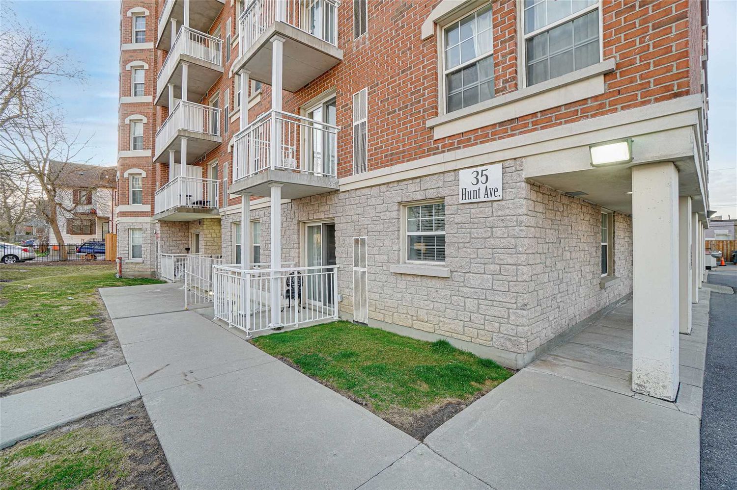 35 Hunt Avenue. Rosehill Suites Condos is located in  Richmond Hill, Toronto - image #3 of 3