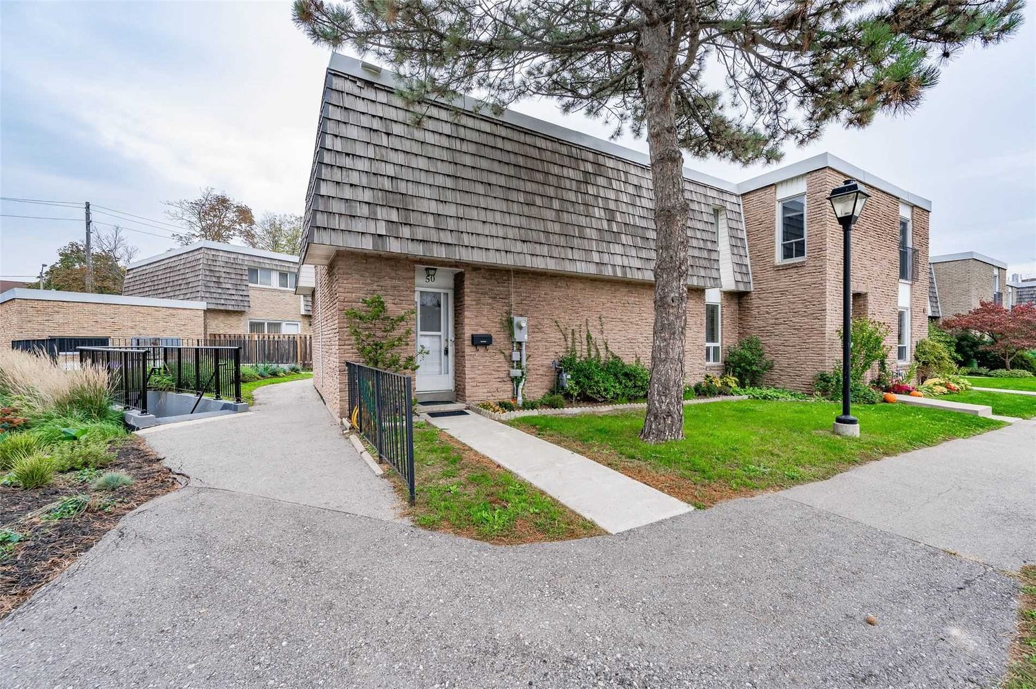 65-73 Old Burnhamthorpe Road. Burnhamthorpe Gate Townhomes is located in  Etobicoke, Toronto - image #1 of 3