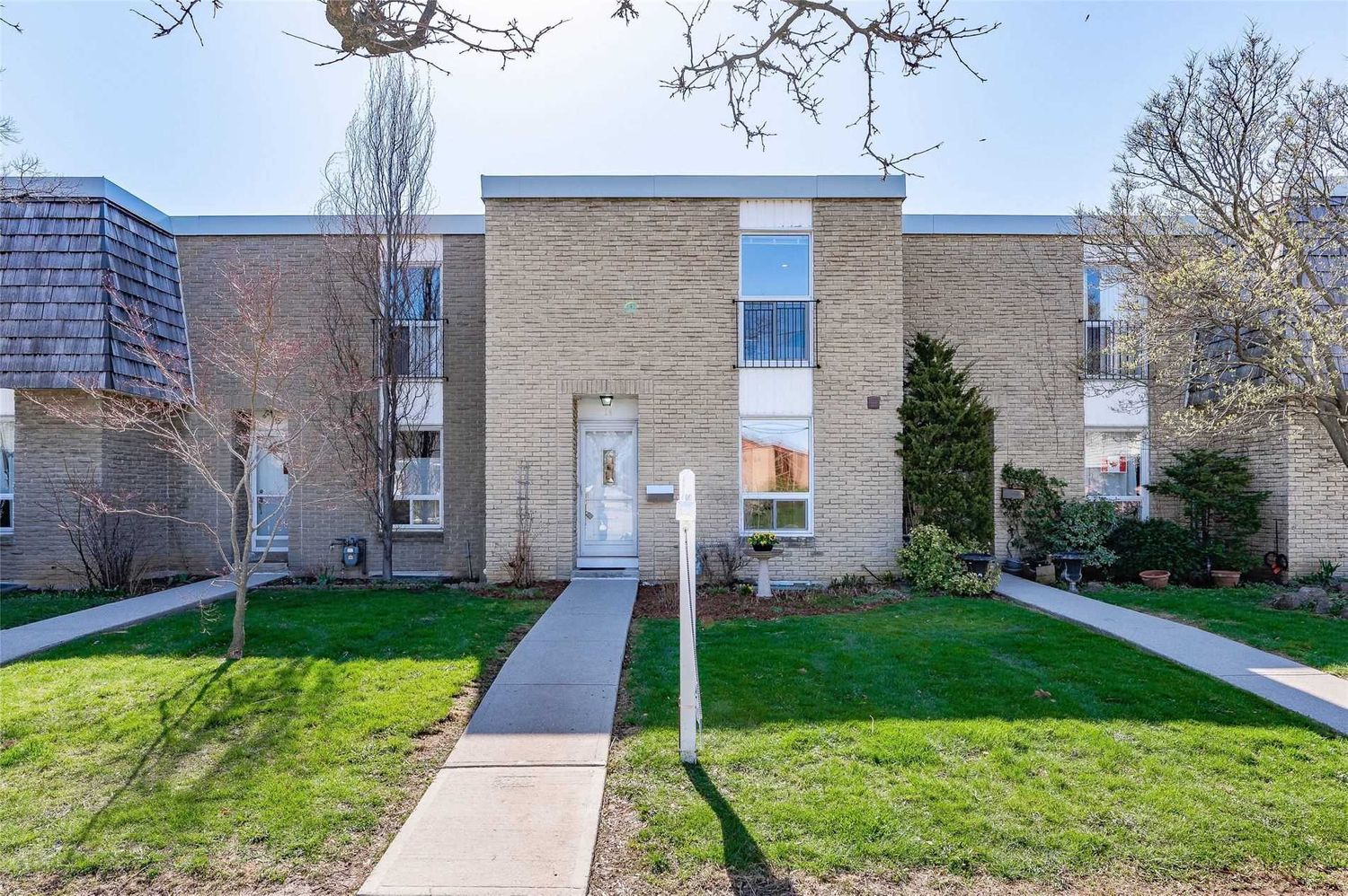 65-73 Old Burnhamthorpe Road. Burnhamthorpe Gate Townhomes is located in  Etobicoke, Toronto - image #2 of 3