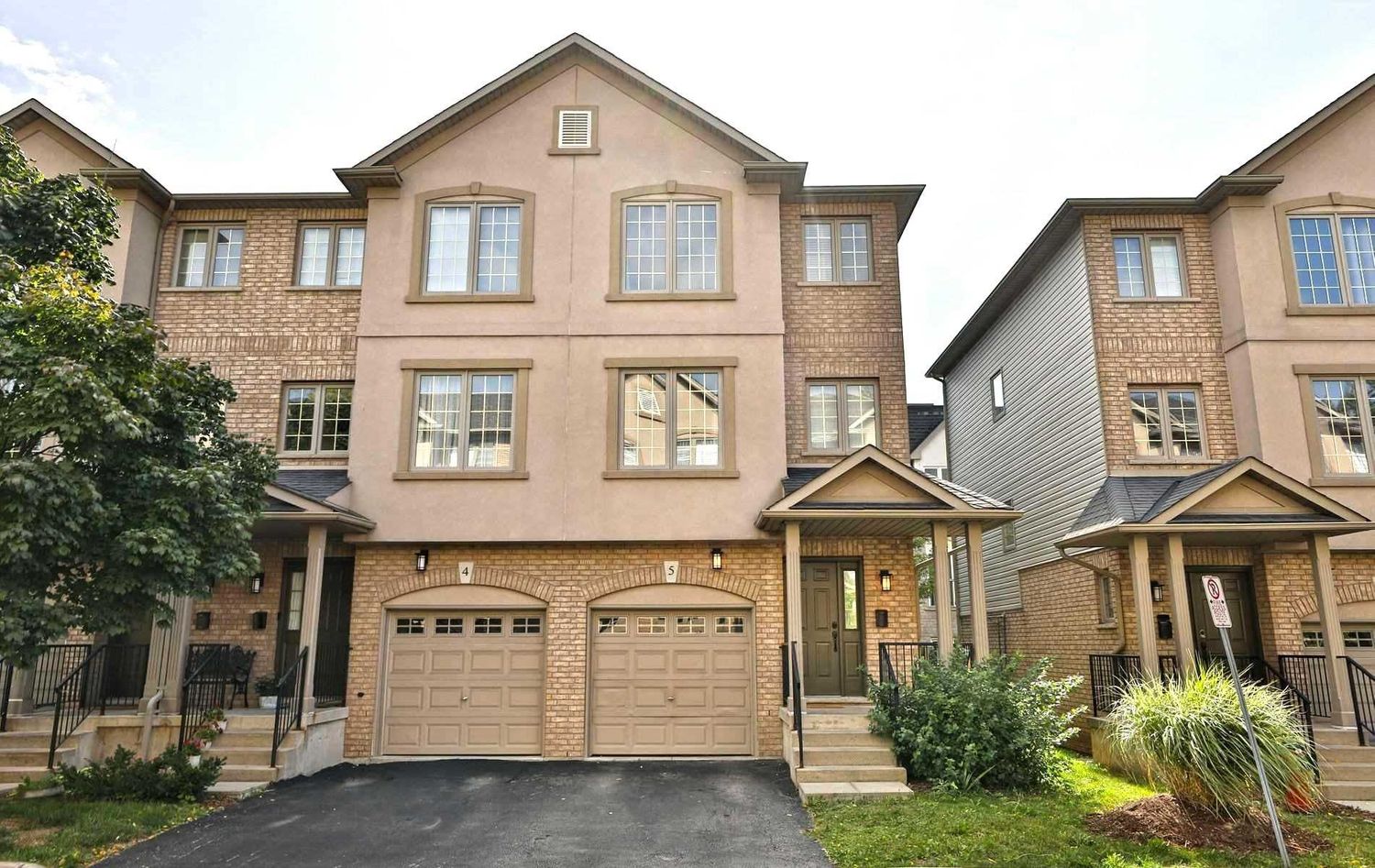 1248 Guelph Line. 1248 Guelph Line Townhomes is located in  Burlington, Toronto - image #2 of 2