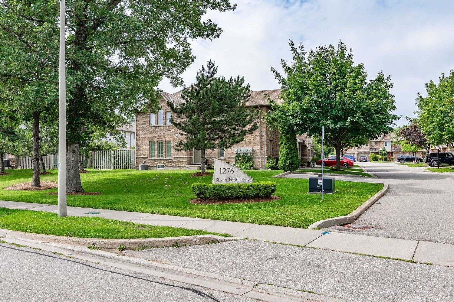 1276 Silvan Forest Drive. 1276 Silvan Forest Drive Townhomes is located in  Burlington, Toronto - image #1 of 2