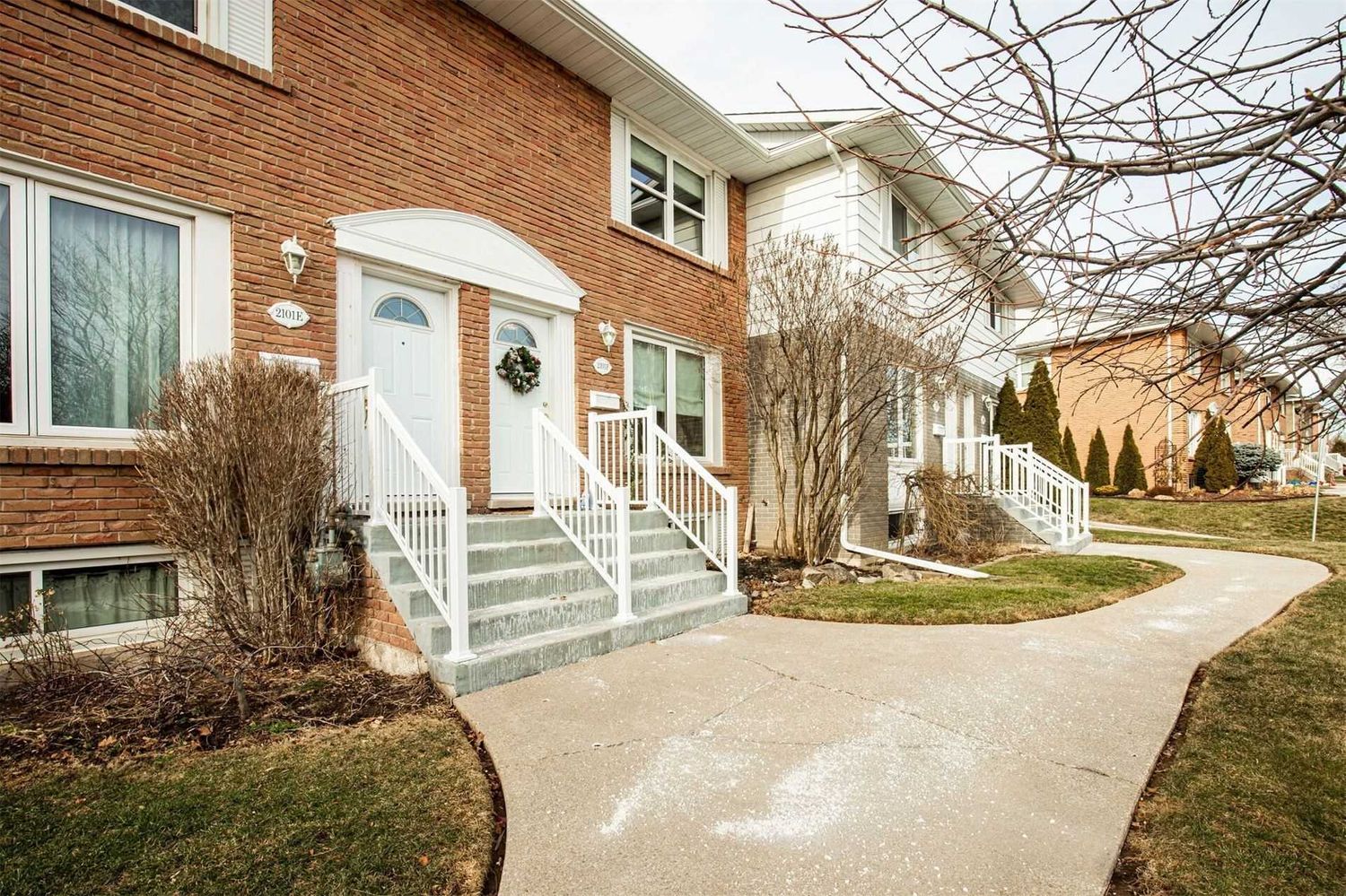 2101-2111 Meadowbrook Road. 2101-2111 Meadowbrook Townhomes is located in  Burlington, Toronto - image #1 of 2