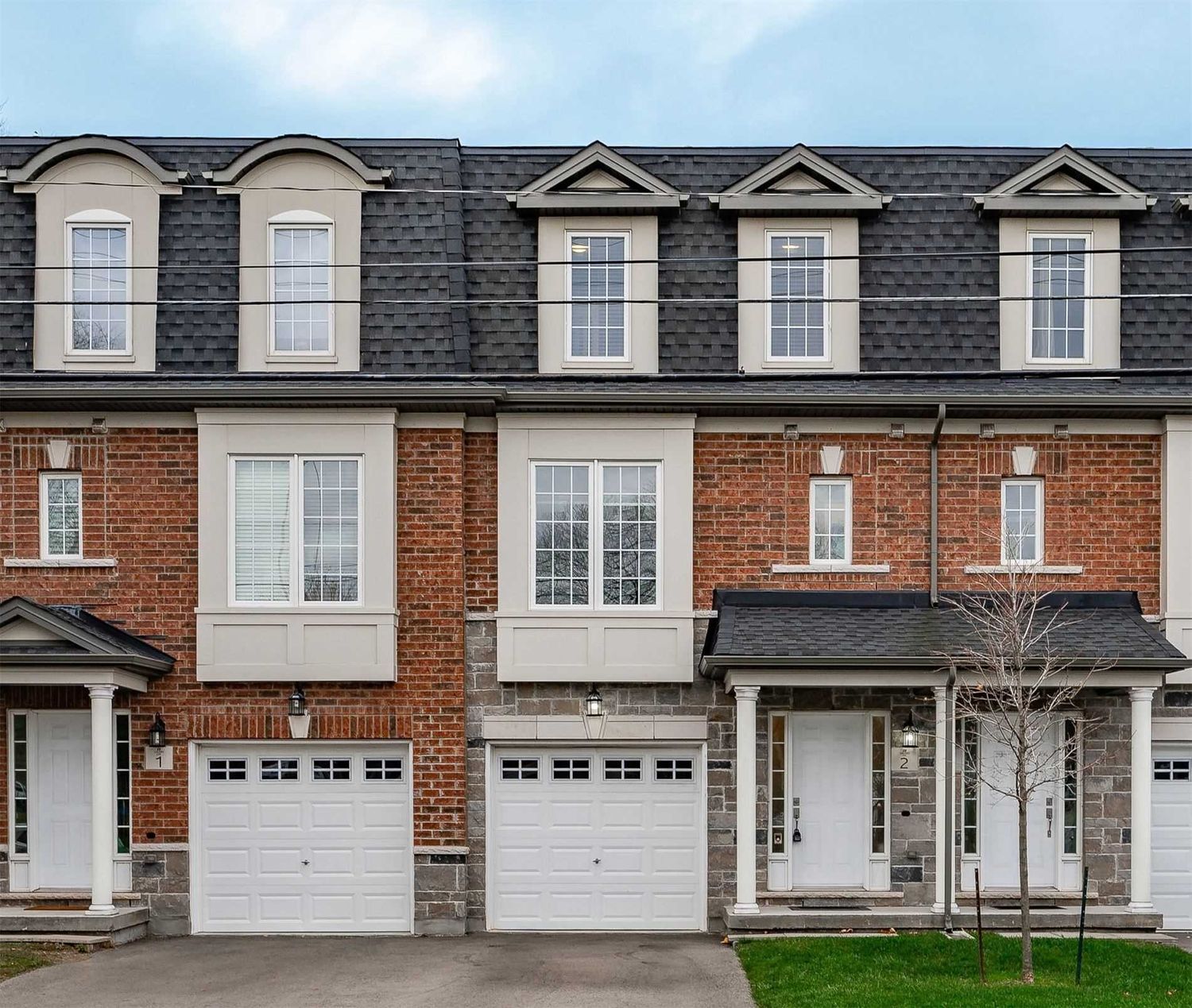 2220 Queensway Drive. 2220 Queensway Drive Townhomes is located in  Burlington, Toronto - image #1 of 2