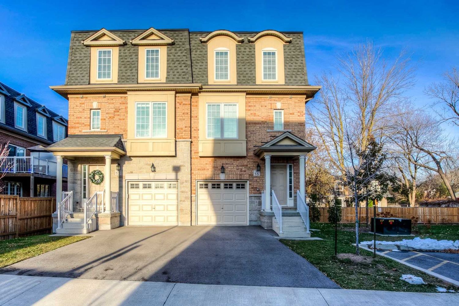 2220 Queensway Drive. 2220 Queensway Drive Townhomes is located in  Burlington, Toronto - image #2 of 2