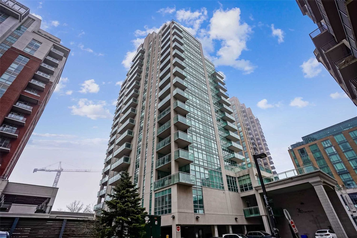360 Pearl Street. 360 On Pearl Condos is located in  Burlington, Toronto - image #3 of 3