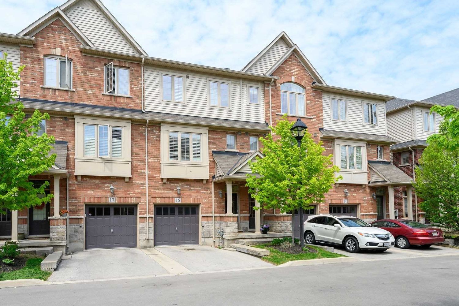 4165 Upper Middle Road. 4165 Upper Middle Road Townhomes is located in  Burlington, Toronto - image #1 of 2