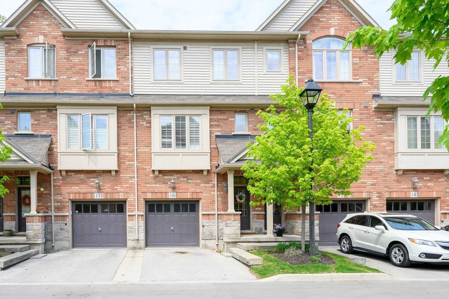 4165 Upper Middle Road. 4165 Upper Middle Road Townhomes is located in  Burlington, Toronto - image #2 of 2