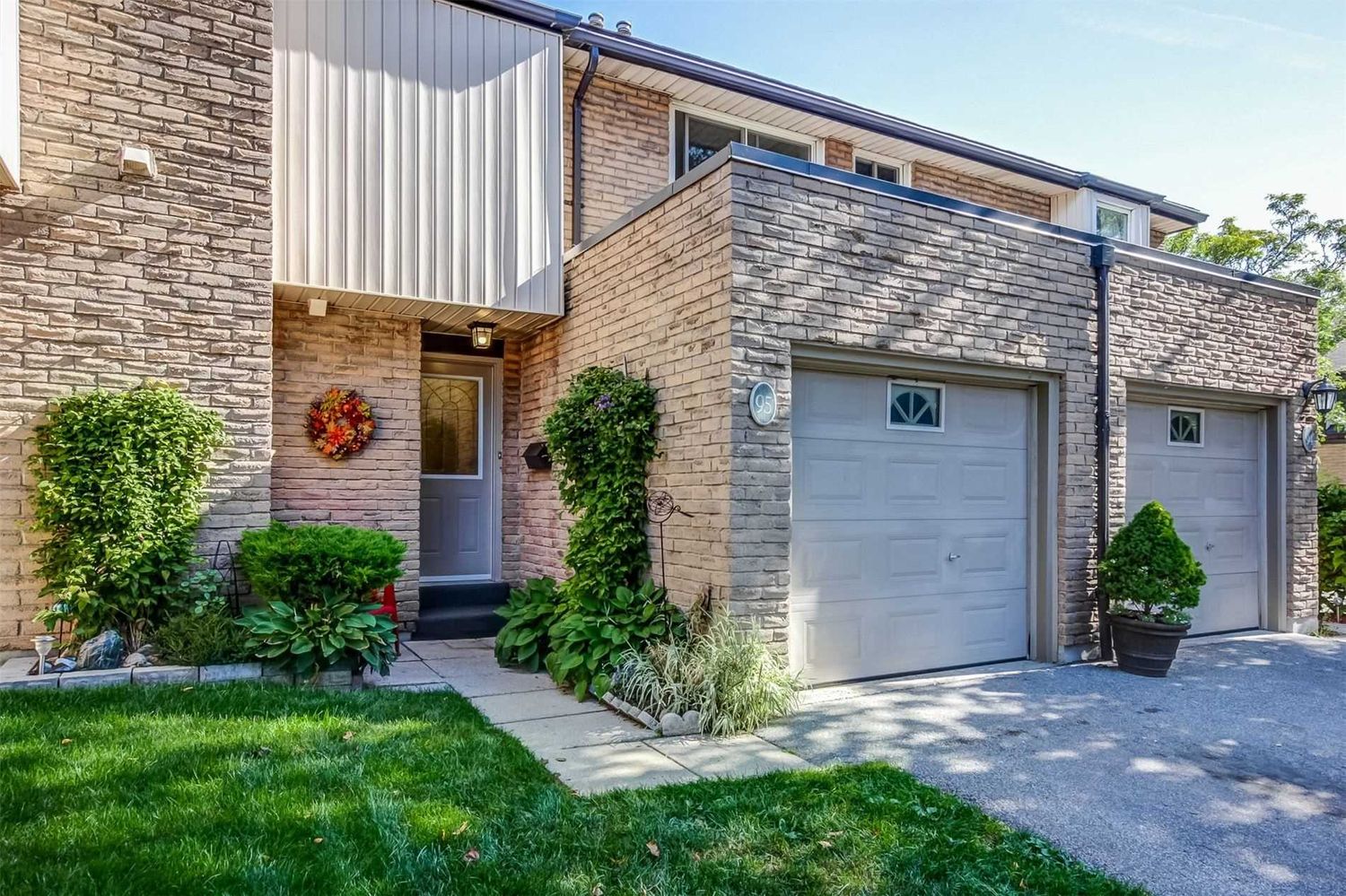 680 Regency Court. 680 Regencry Townhomes is located in  Burlington, Toronto