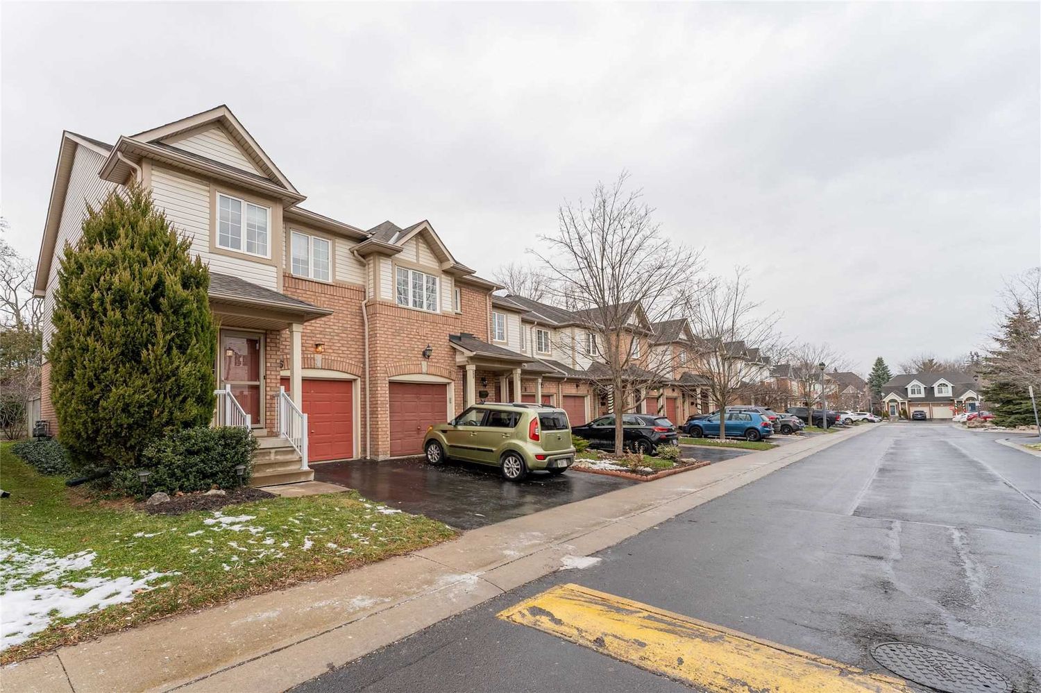 710 Spring Gardens Road. 710 Spring Gardens Road Townhomes is located in  Burlington, Toronto - image #1 of 2