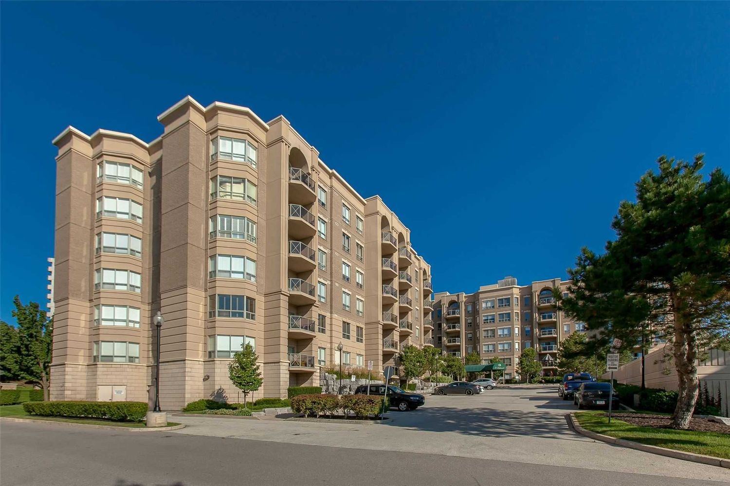 2075 Amherst Heights Drive. Balmoral I Condos is located in  Burlington, Toronto - image #1 of 2