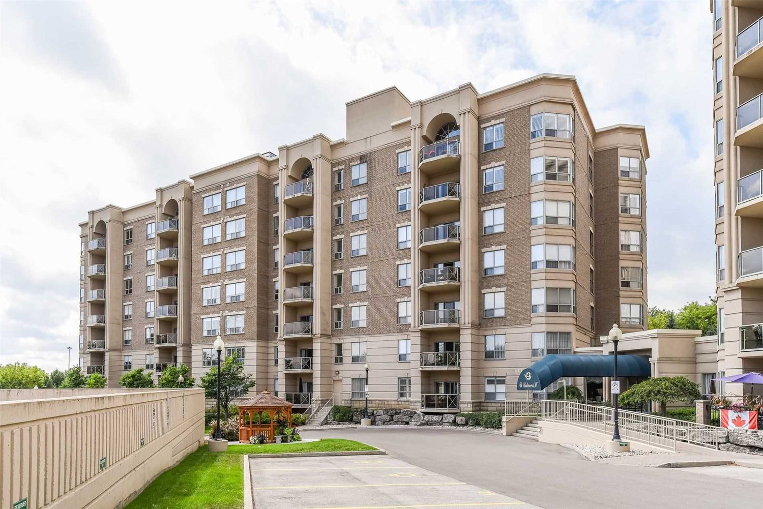 2085 Amherst Heights Drive. Balmoral II Condos is located in  Burlington, Toronto - image #2 of 2