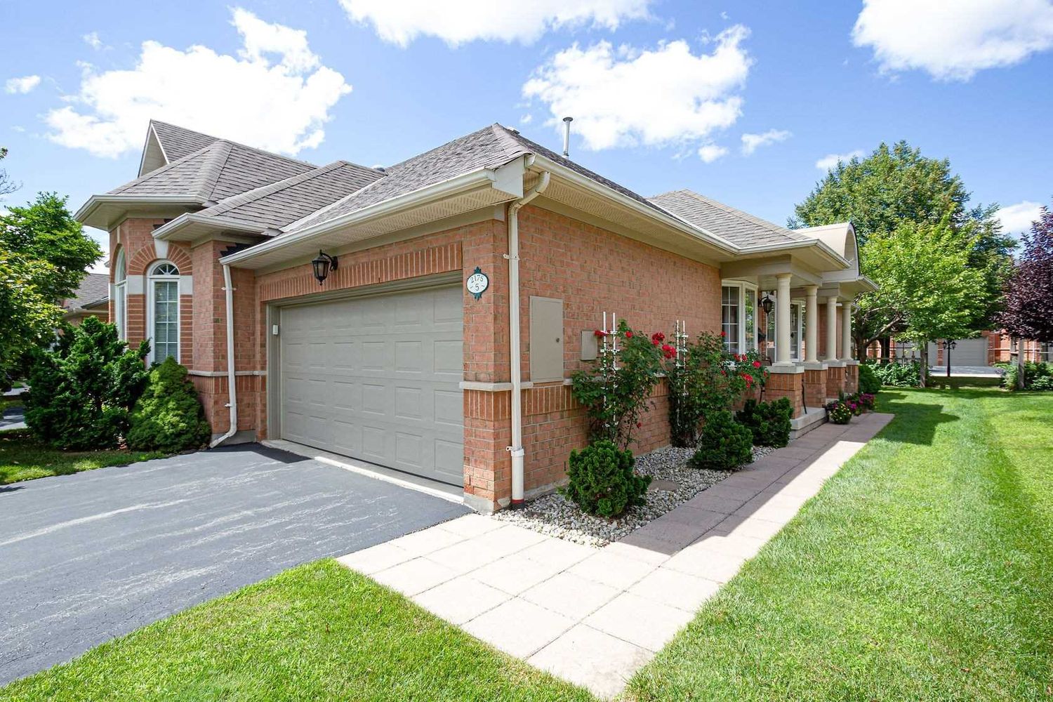 2175 Country Club Drive. Country Club Manor Townhomes is located in  Burlington, Toronto - image #1 of 2