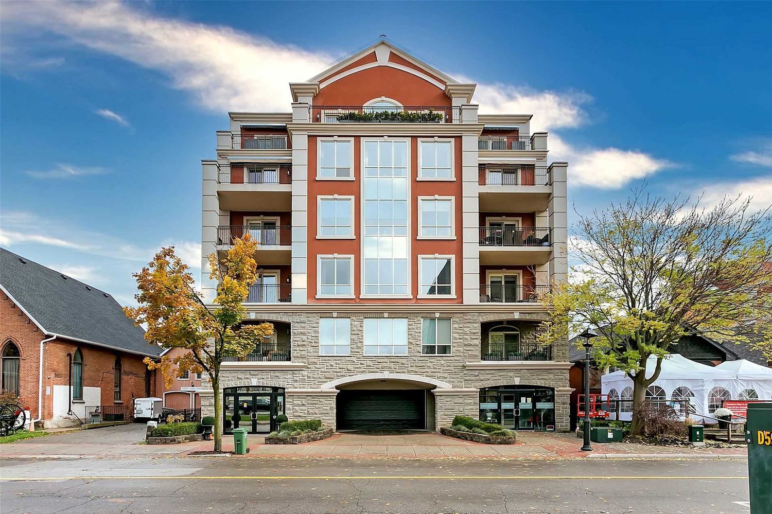 445 Elizabeth Street. Elizabeth Condominiums is located in  Burlington, Toronto - image #1 of 2